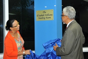 Vice Chancellor, Professor E. Nigel Harris and Ms Grace Williams unveil the plaque naming the Reading Room in memory of Ms Elizabeth Williams, former University Archivist. 